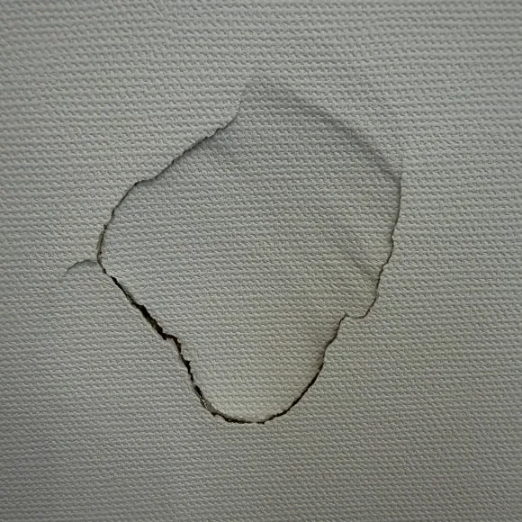 크림색 벽지가 각지게 뜯겨 나간 파손 현장
