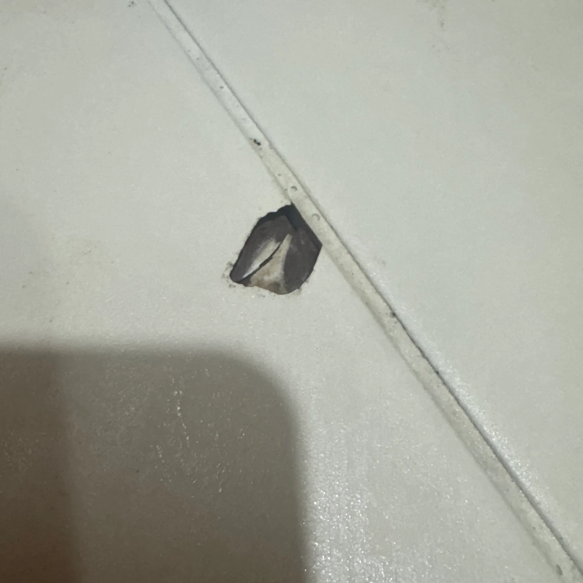 화장실 타일 구멍 복원 현장
